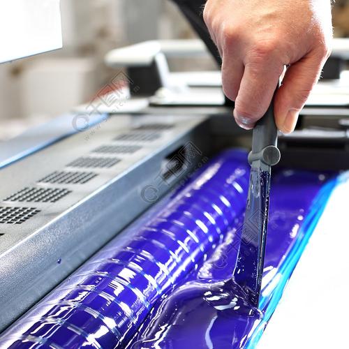 印刷厂.打印机为机器添加蓝色墨水.
